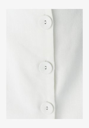 Tessuto bianco con una finitura testurizzata, caratterizzato da tre bottoni rotondi lungo la cucitura. I bottoni sono bianchi con un design a stelo e piccoli fori.