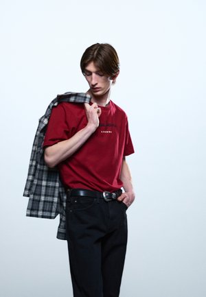 Pepe Jeans EGGO  - Nyomott mintás póló - currant red