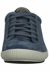 Sneaker in suede blu navy con punta tonda, occhielli neri e lacci piatti. Presenta una suola in gomma bianca testurizzata e linguetta in rete per la traspirabilità.