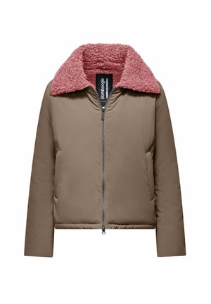 Bruine pufferjack met een roze donzige kraag, ritsluiting, zijzakken en een cropped ontwerp. Getextureerde kraag contrasteert met het gladde lichaam.