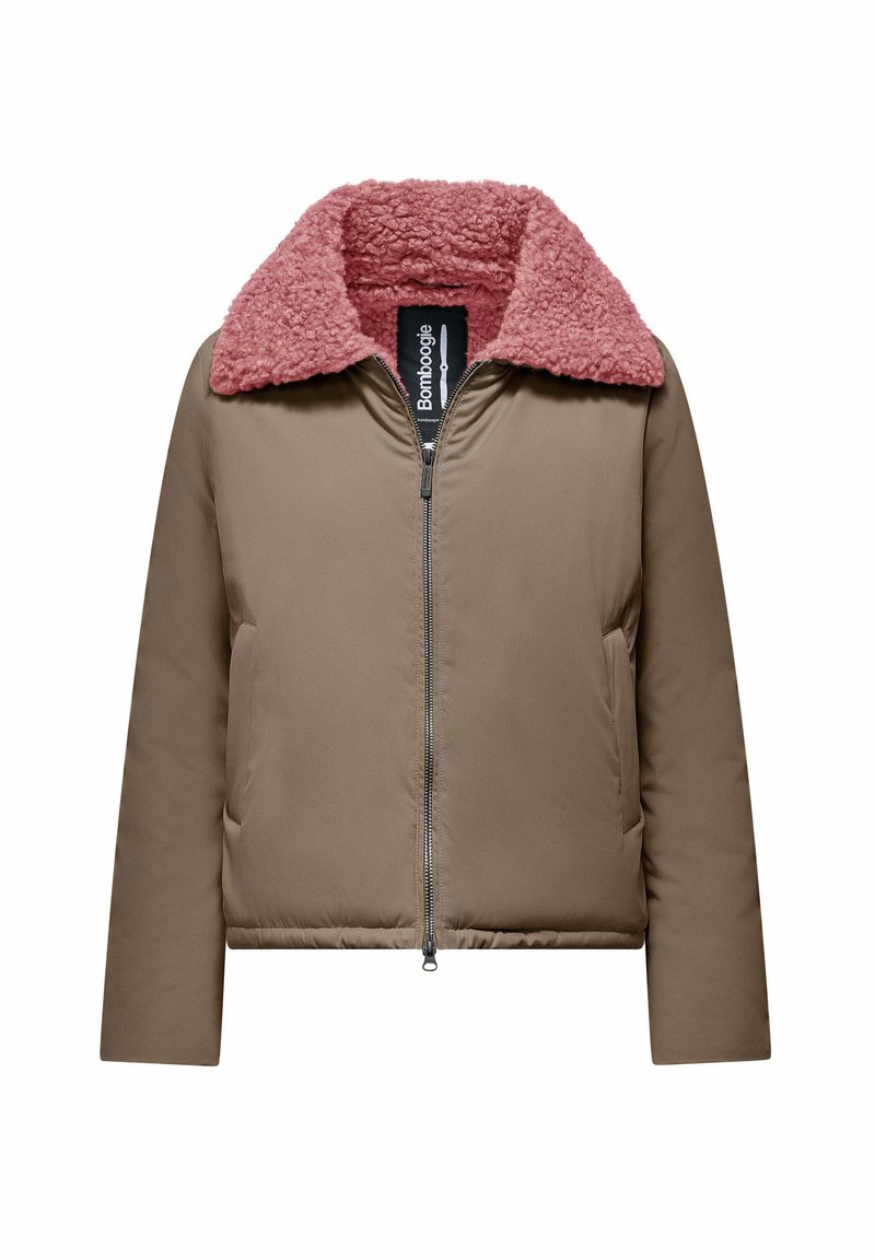 Bruine pufferjack met een roze donzige kraag, ritsluiting, zijzakken en een cropped ontwerp. Getextureerde kraag contrasteert met het gladde lichaam.