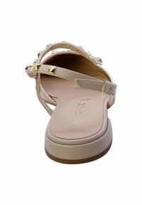 Sandalini rosa chiaro con suola spessa, dotati di borchie metalliche, una cinghia posteriore e design a punta tonda. Texture liscia con fibbia regolabile.