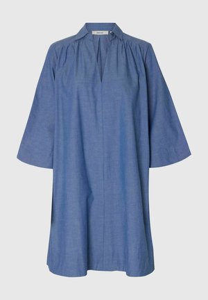 Abito blu, dalla vestibilità ampia e lunghezza al ginocchio, con maniche a tre quarti, spalle arricciate, collo aperto e pattina frontale nascosta, mostrato su sfondo bianco.