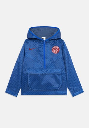 Veste à capuche bleue du Paris Saint-Germain avec imprimé géométrique, poche avant, fermeture éclair mi-haute, et logos Nike et PSG rouges sur la poitrine.