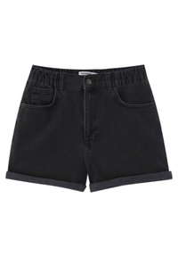 Shorts en denim noir avec ourlets roulés, taille élastique, bouton frontal et poches sur fond blanc.