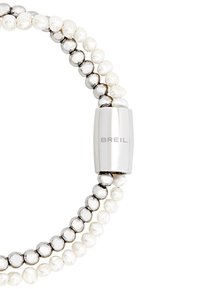 Stříbrný a bílý korálek náramek s střídajícími se kovovými a perlovými korálky, s cylindrickou sponou s nápisem "BREIL."