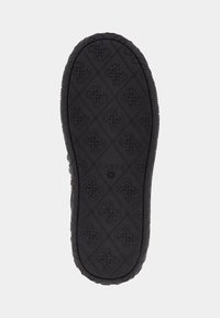Suela de zapato de goma negra con patrón de diamante, que presenta una superficie texturizada y detalles del logo. Punta redondeada sin desgaste visible.