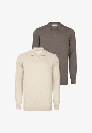 Zwei langärmlige Poloshirts: eines beige mit strukturiertem Kragen, das andere dunkelbraun mit glatter Oberfläche. Beide haben einen lässigen Schnitt.