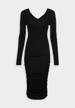 Czarna sukienka z długim rękawem i dekoltem w szpic, wykonana z miękkiego materiału, z detalami marszczenia po bokach i dopasowanym krojem.