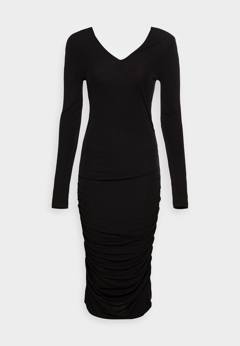Langærmet sort kjole med V-udskæring, lavet af blødt stof, med samlede sidelapper og en tætsiddende silhuet.