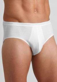 Slip bianchi in cotone da uomo con una morbida cintura elastica e una finitura liscia. Presentano un design aderente e cuciture rinforzate lungo le cuciture.