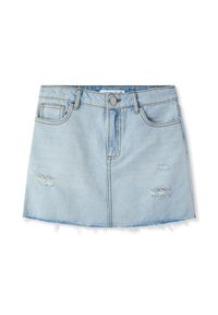 Minigonna in denim azzurro chiaro con toppe sfilacciate, design a cinque tasche e orlo grezzo. Presenta una chiusura con bottone frontale e cuciture beige.