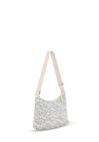 Witte crossbodytas met lichtgrijze luipaardprint en verstelbare effen lichtbeige riem, iets schuin naar rechts geplaatst op een witte achtergrond.