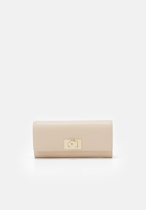 Cartera de cuero beige con una superficie lisa, forma rectangular y un detalle de cierre de metal dorado en el frente.