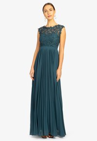 Teal Abendkleid mit Spitzenärmeln, floralem Stickdesign im Oberteil und plissiertem Rock. Glatter Stoff, knöchellanges Design.
