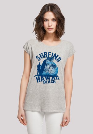 Grau gefärbtes Baumwoll-T-Shirt mit einem blauen Grafikdruck, der den Text "SURFING HAWAII BEACH" und ein Surfbrett zeigt. Kurzärmlig, lockere Passform.