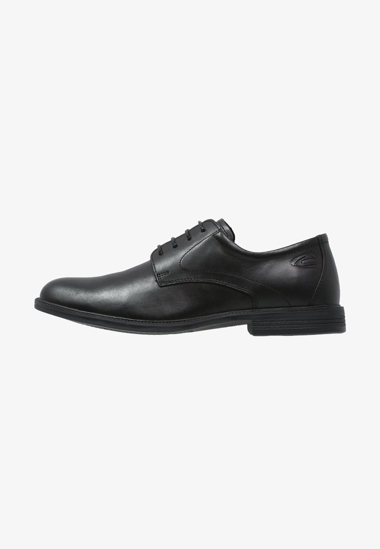 Chaussure habillée pour homme en cuir noir avec fermeture à lacets et un petit talon empilé, vue de profil sur fond blanc.