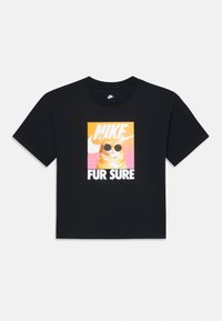 Juodas medvilninis marškinėliai su grafika, vaizduojančia katę akiniuose. Dizainas apima „NIKE“ ir „FUR SURE“ užrašus drąsiais baltais rašmenimis.