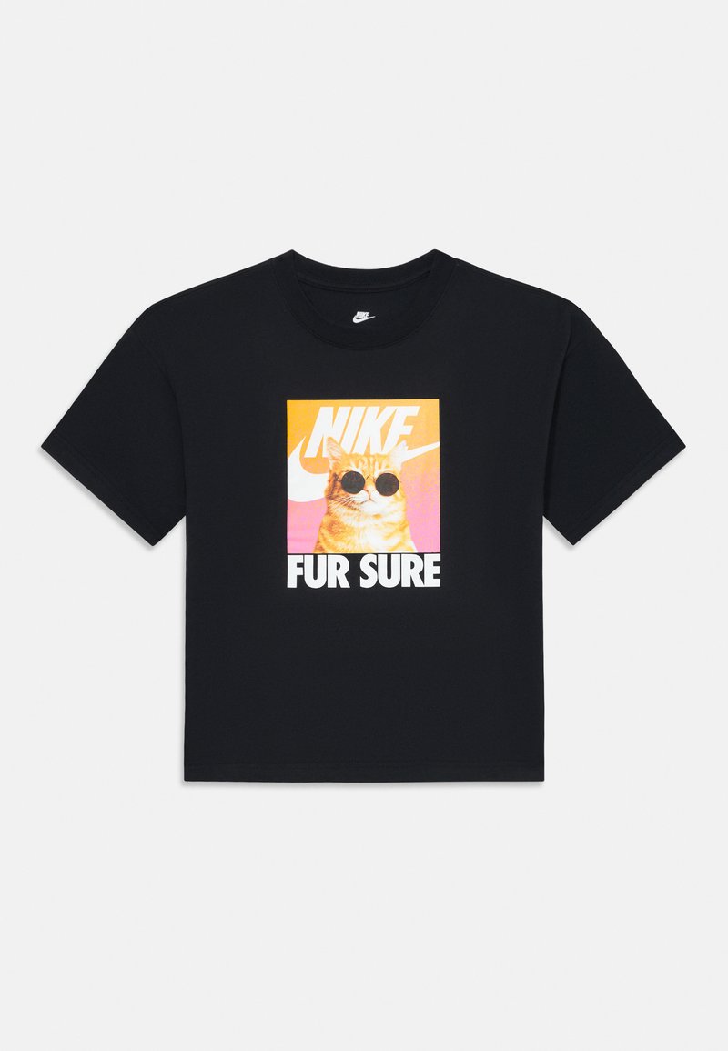Juodas medvilninis marškinėliai su grafika, vaizduojančia katę akiniuose. Dizainas apima „NIKE“ ir „FUR SURE“ užrašus drąsiais baltais rašmenimis.