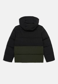 Veste d'hiver rembourrée noire et vert foncé avec capuche, vue de dos sur fond blanc.