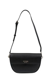Borsa a tracolla in ecopelle nera con forma arrotondata, chiusura a pattina e hardware in argento. Presenta il logo "GUESS" impresso sul fronte.