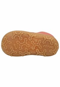 Suola di una scarpa rosa per bambini, con una suola esterna in gomma marrone robusta, caratterizzata da un motivo esagonale e il nome del marchio "PEPINO" in rilievo.