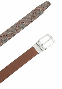 Brauner Ledergürtel mit einem Stoffriemen in Paisley-Muster, versehen mit einer silbernen, rechteckigen Schnalle und mehreren Einstelllöchern.