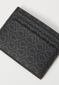 Portafoglio nero con superficie testurizzata caratterizzato da un motivo di logo blu, quattro scomparti per carte e una forma rettangolare slim.