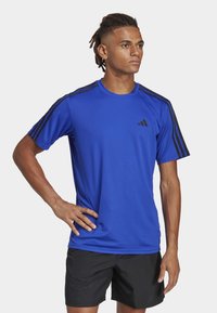 adidas Performance TRAIN ESSENTIALS BASE 3-STRIPES - Sportiniai marškinėliai trumpomis rankovėmis - lucid blue   black