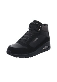 Czarny wysoki sneaker z materiałów zamszowych i siateczkowych. Posiada teksturowane akcenty, okrągły czubek, grubą podeszwę oraz logo z boku.