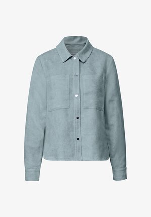 Chaqueta camisa de pana azul claro con collar, dos bolsillos frontales y botones negros. Presenta una tela texturizada y mangas largas.