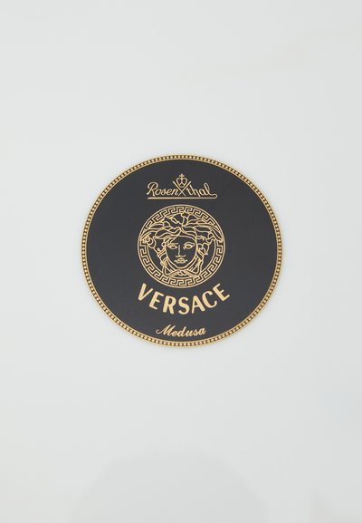 Στρογγυλή μαύρη βάση για ποτήρι με χρυσό λογότυπο Μενδούσα και τα κείμενα "VERSACE" και "Rosenthal" με διακοσμητικά περιθώρια.