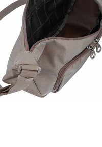 Beige strukturierte Schultertasche mit einem Reißverschluss, verstellbarem Tragegurt und Innentaschen, die ein strapazierfähiges Stoffdesign zeigt.