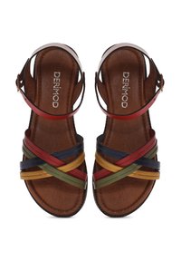 Sandali con due cinturini, soletta in pelle marrone; cinturini di diversi colori (rosso, blu, verde, giallo) intrecciati sulla parte superiore.