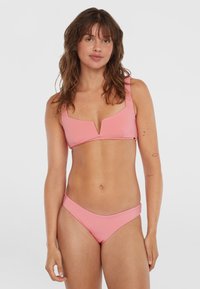 Set di bikini rosa con top strutturato a forma di V e spalline larghe, abbinato a slip a vita bassa. Texture liscia, design minimalista.
