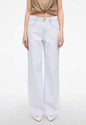 Jeans de tiro alto en denim de color azul claro y corte ancho, con cinco bolsillos y detalles de costura sutiles.