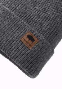 Berretto lavorato a maglia grigio con texture a coste, dotato di una toppa in pelle marrone con un design di bufalo e il nome del marchio.