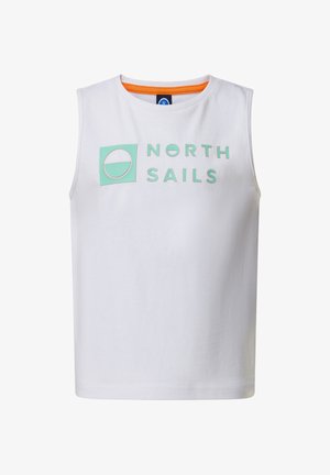 Chemise blanche sans manches avec texte et logo "NORTH SAILS" vert menthe sur la poitrine, présentant un col rond avec une bordure intérieure orange.