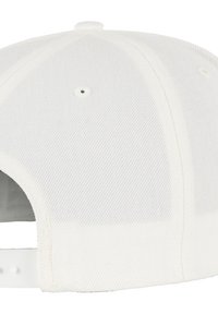 Fehér baseballsapka kialakított koronával, textúrált anyagból, szellőző lyukakkal és lapos, ívelt billen. Állítható műanyag pánt.