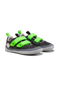 Zapatos de textil gris con correas de Velcro verde brillante, punta redondeada, suela de goma gris y un parche de logo en el costado.