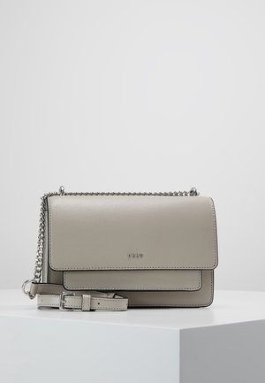 Lysegrå læder skuldertaske med klaplukning, sølvkæde rem og justerbar læderbøjle remdetalje.