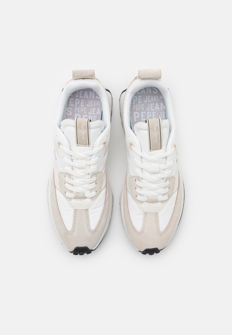 Sneaker bianchi e beige con accenti in suede, caratterizzati da un design con lacci, colletto imbottito e solette con marchio. Suola in gomma texture.