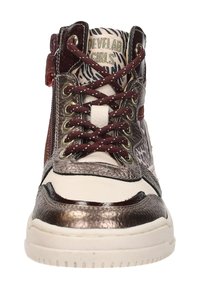 High-top sneakers in metallic brons en donker bordeauxleer, met een patroon op de tong, witte accenten en bordeauxkleurige veters.