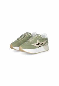 Sneaker in suede verde con accenti bianchi e beige, caratterizzate da una suola testurizzata, lacci frontali e un design a stella prominente sul lato.
