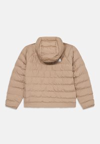 Beige pufferjakke med hette, quiltet tekstur og en lett cropped lengde. Har et logo på øvre venstre side.