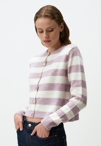 Cardigan cropped in morbido tessuto con strisce viola e bianche, caratterizzato da un collo rotondo e sette bottoni di chiusura con bordo a costine.