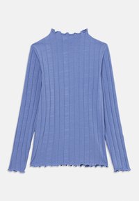 Haut à manches longues ribbed bleu clair avec col montant et bords en dentelle sur le col, les poignets et l'ourlet, posé à plat sur un fond blanc.