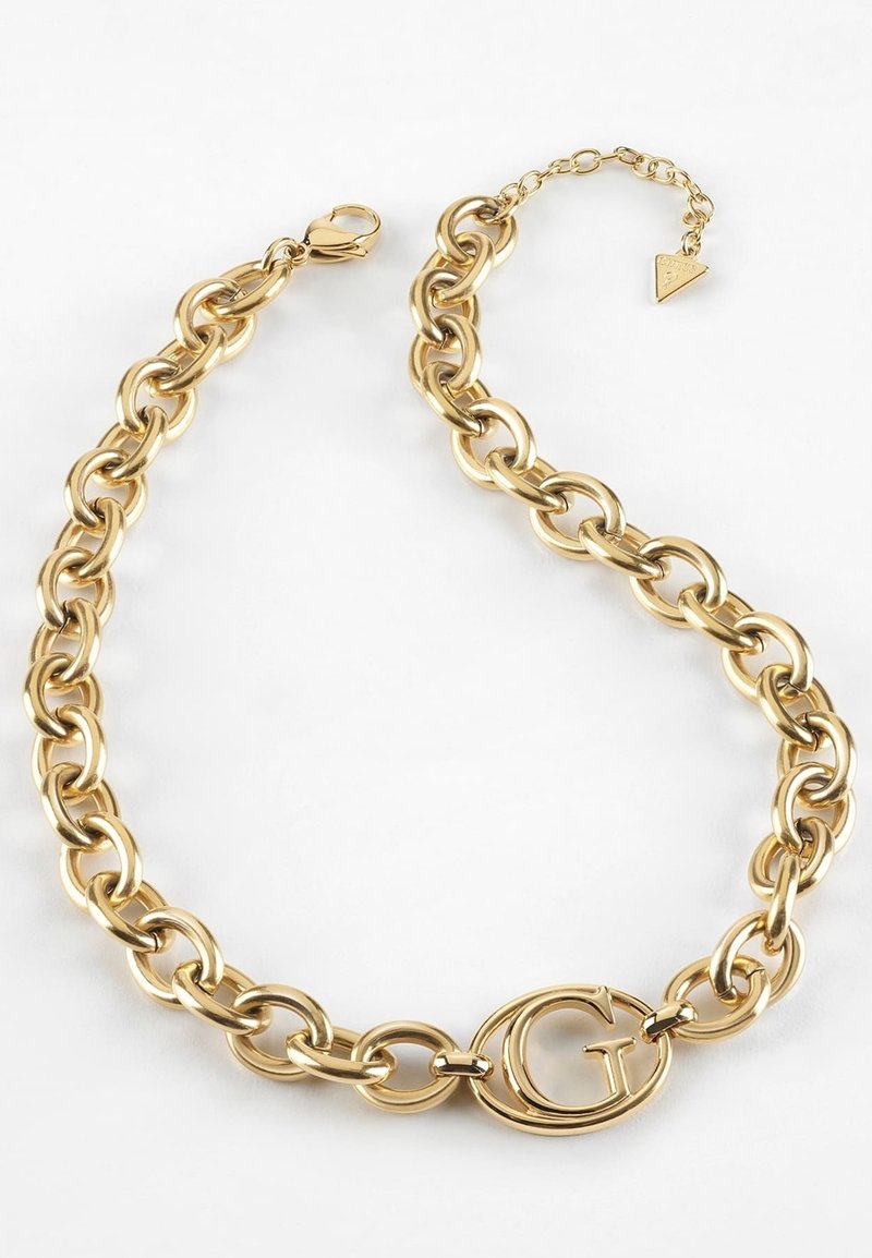 Collier chaîne en or avec de gros maillons ronds et un pendentif ovale affichant un "G" au centre, avec un fermoir mousqueton et une chaîne réglable.