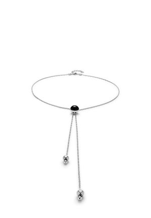 Collar de plata ajustable con una perla negra central y dos perlas de plata colgantes, con una delicada cadena y cierre.