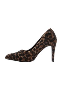 Zapato de tacón alto con punta afilada en tela de estampado de leopardo con acentos en negro. Presenta un tacón de aguja y tachuelas decorativas negras en la parte trasera.